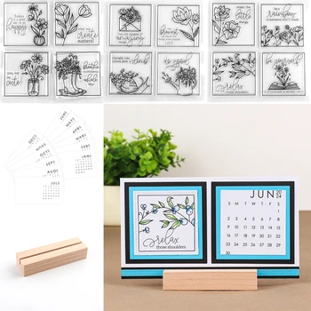 Ароматно цвете с набор от прозрачни печати във формата на плик, на дървена поставка за настолен календар с гледката на 