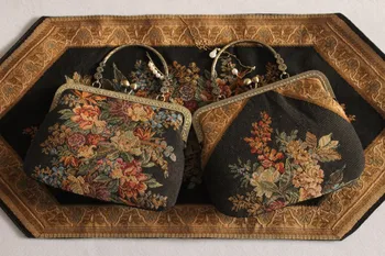 Чанта, бродирани флорални гобеленом 1950-те, Златна верижка, на дръжката, клатч Petitpoint, старинен замък Целувка, Малка вечерна чанта. - Изображение 1  
