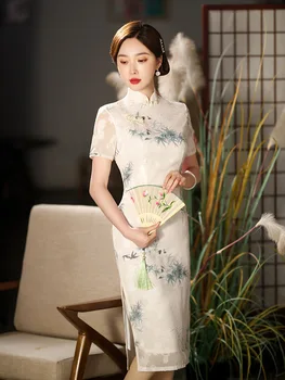 Жена ципао в традиционен китайски стил с къс ръкав, елегантна дебнещ рокля с висока цепка - Изображение 1  