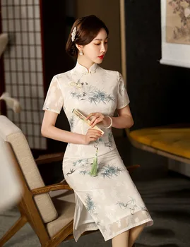 Жена ципао в традиционен китайски стил с къс ръкав, елегантна дебнещ рокля с висока цепка - Изображение 2  